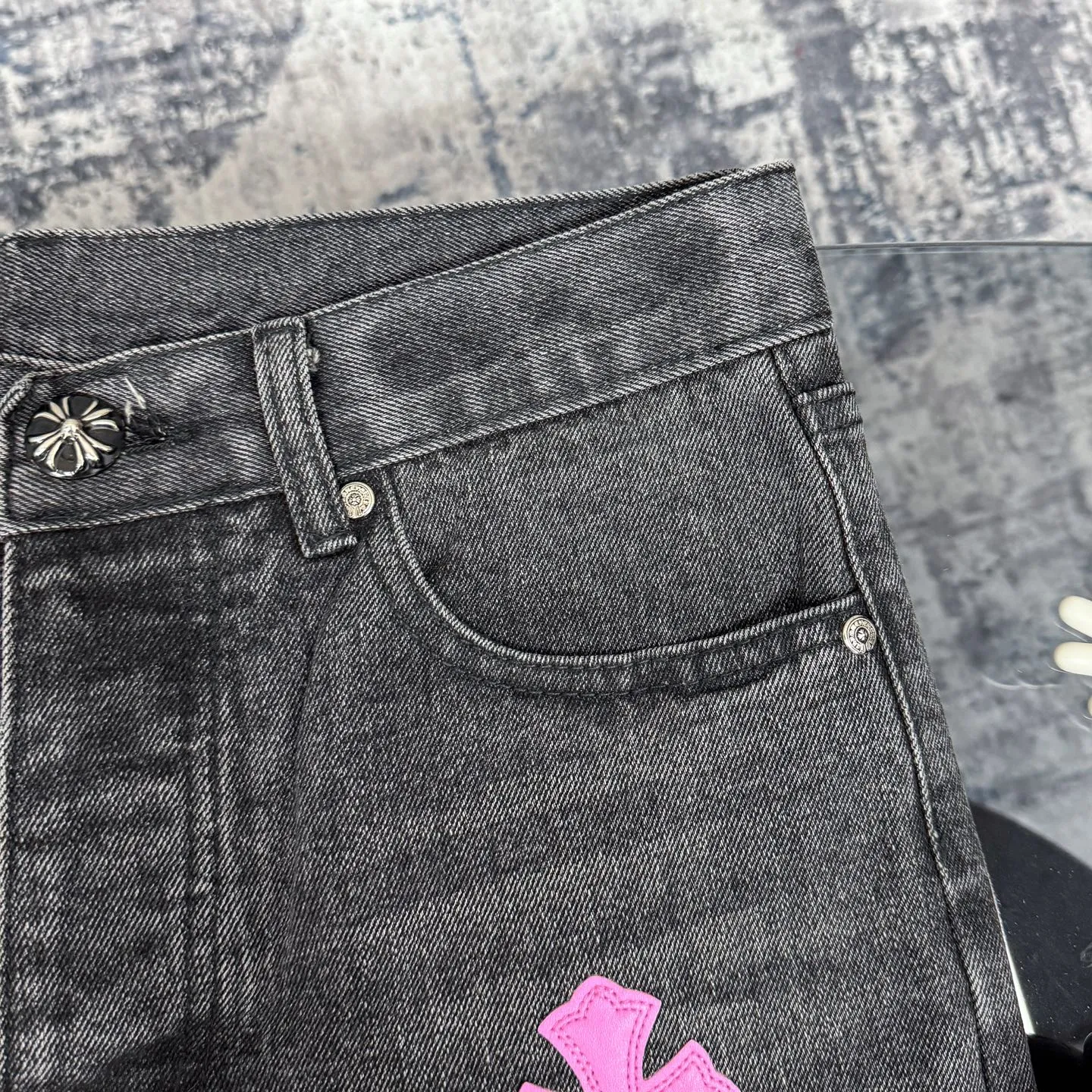 P300 Chrome Hearts CH Chrome Hearts three-color patchwork leather grimace element rapper Nomi's same style cross jeans, truly restores the ultimate vintage texture (no original standard flat version) Italian special cowhide print and then cut, custom-made sheepskin three-layer thick line leather, the whole body is spliced in heavy water washing process, craftsmen hand-splash ink, you can see the details, three-dimensional cutting version, loose and comfortable, not picky about the figure, tall and slim, factory Seiko, original factory quality control, same style for men and women Can be matched with couples. Versatile recommendation. Must-have jeans for all seasons. Color: black Size: S-XL (28-36)